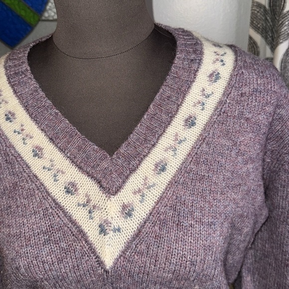 The Lodge at Harvard Square Vintage Wool Blend V Neck Sweater - Picture 2 of 7